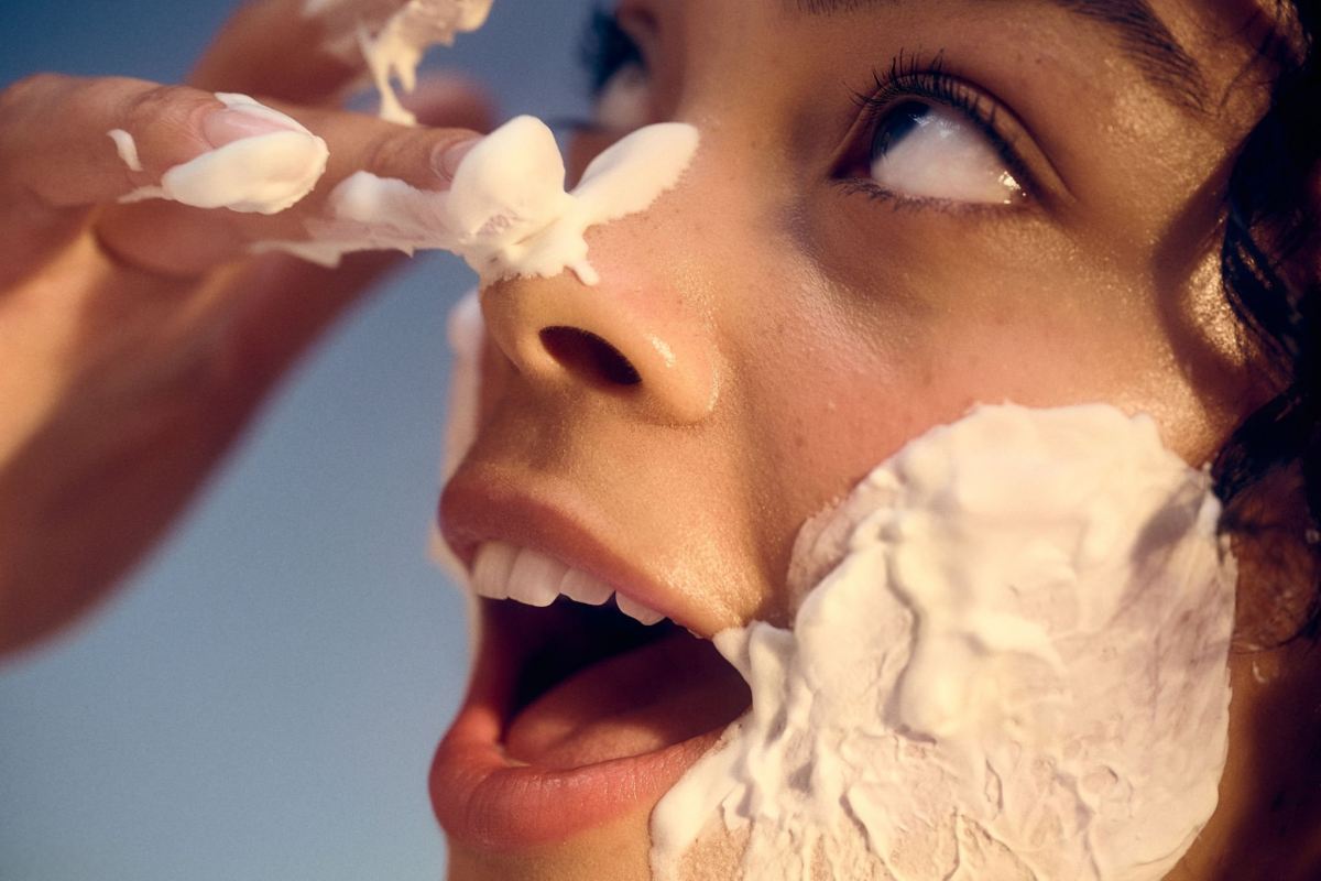 راهنمای کامل انتخاب بهترین کرم موبر صورت زنانه؛ از برندهای برتر تا نکات ایمنی
